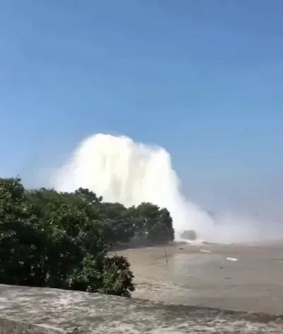 海角社区在线吃瓜海报